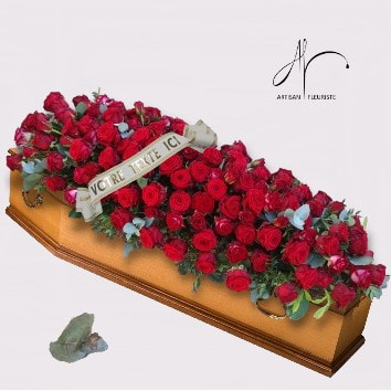 Dessus de cercueil en roses rouges